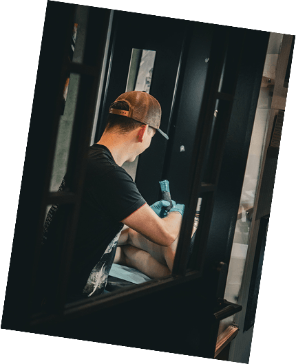Benoit au travail au salon Le Trait Noir